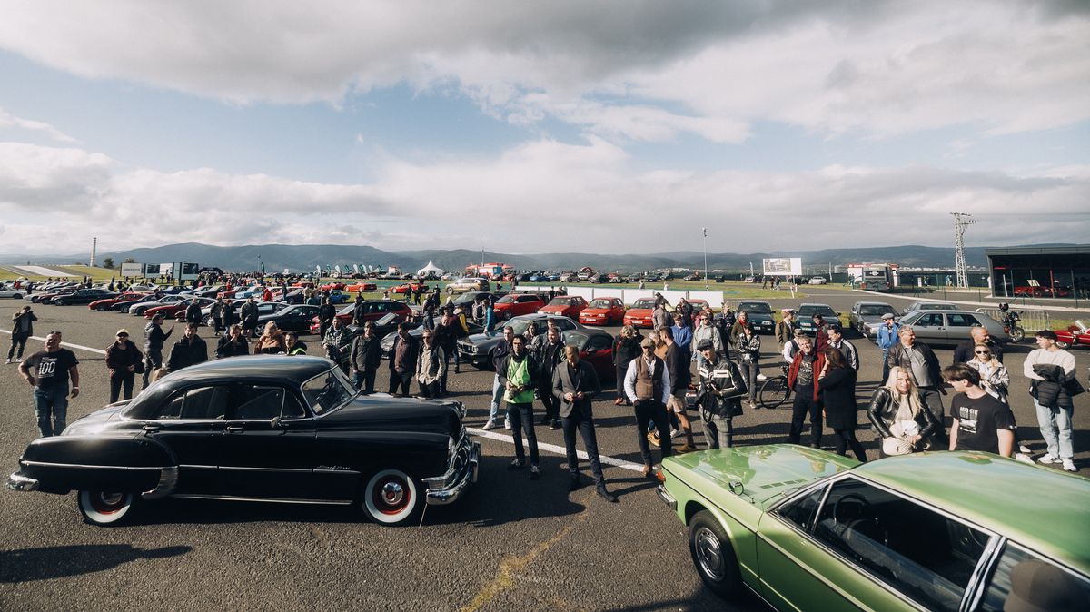Ferrari za 50 milionů a další skvostné klasiky už tento víkend v Mostě! Festival okoření historické závody
